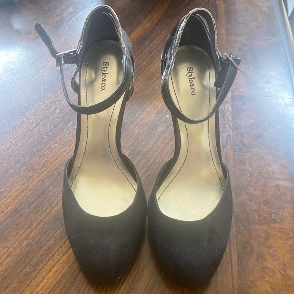 Women’s size 7 high heels brand new!!